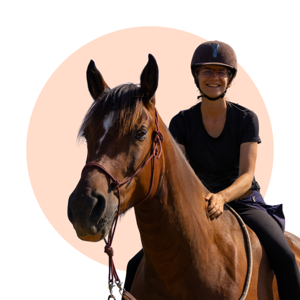 Joana Grandchamp sur son cheval avec plaisir, confiance, sécurité.